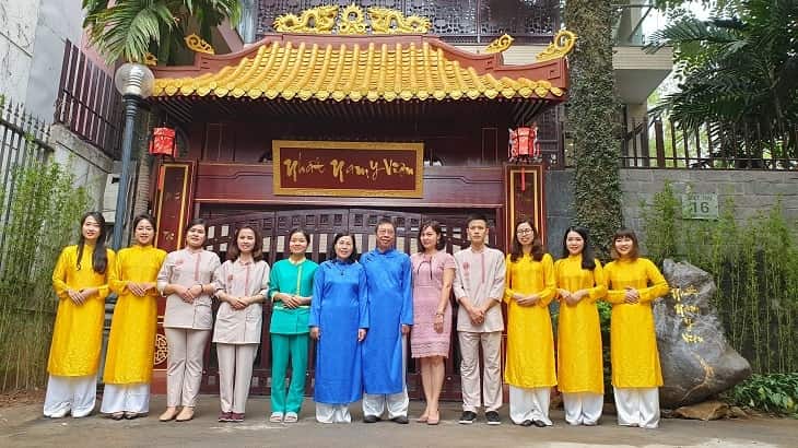 TS.BS CKII Nguyễn Thị Vân Anh cùng đội ngũ y bác sĩ tại Nhất Nam Y Viện.