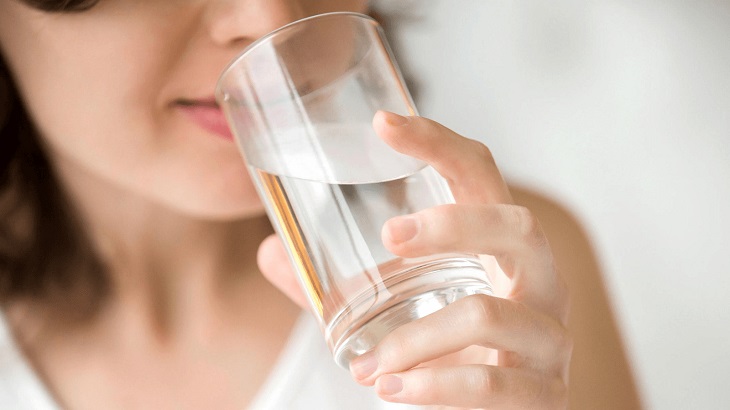 Người bệnh sỏi tiết niệu cần uống nhiều nước.